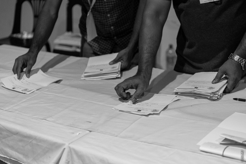 އިންތިޚާބުގެ ވޯޓު ގުނުން ކުރިއަށްދަނީ -- ސަން ފޮޓޯ/ މުހައްމަދު ހައްޔާން