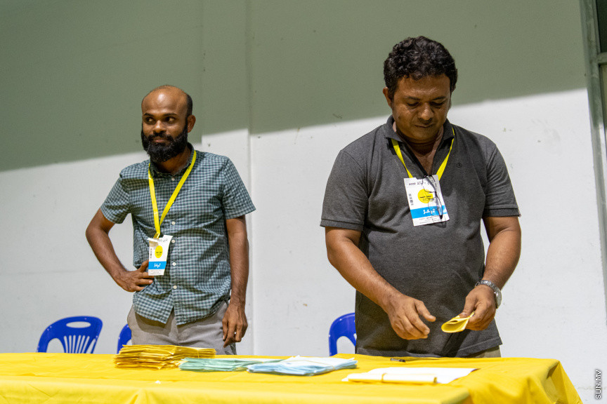 އިންތިޚާބުގެ ވޯޓު ގުނުން ކުރިއަށްދަނީ -- ސަން ފޮޓޯ/ މުހައްމަދު ހައްޔާން
