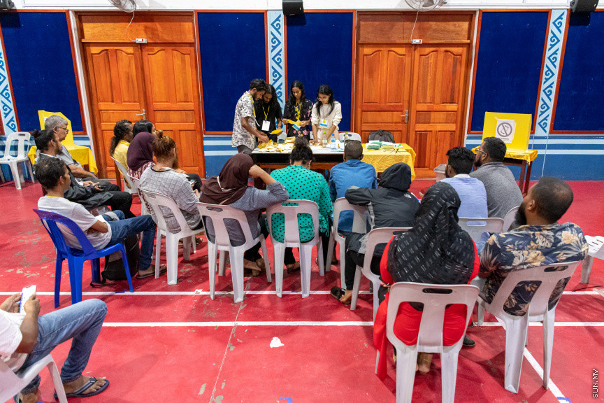 އިންތިޚާބުގެ ވޯޓު ގުނުން ކުރިއަށްދަނީ -- ސަން ފޮޓޯ/ މުހައްމަދު ހައްޔާން