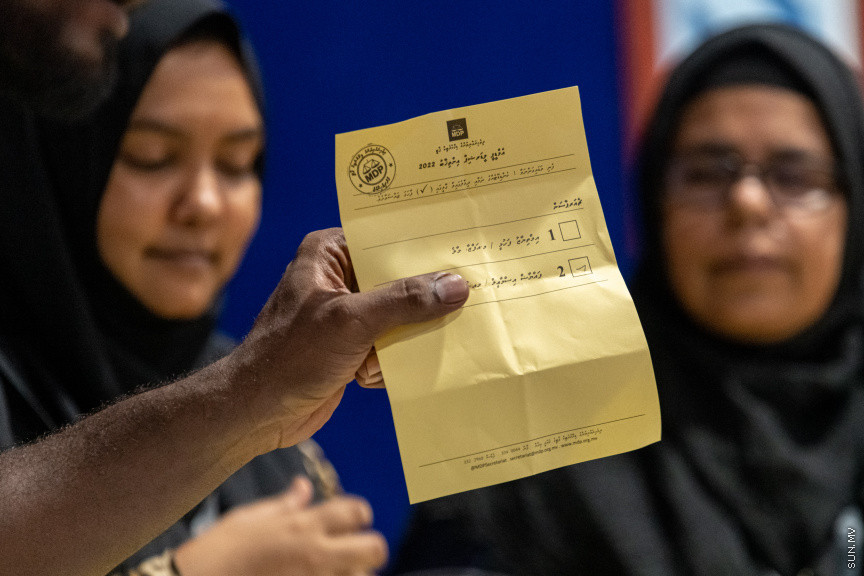 އިންތިޚާބުގެ ވޯޓު ގުނުން ކުރިއަށްދަނީ -- ސަން ފޮޓޯ/ މުހައްމަދު ހައްޔާން