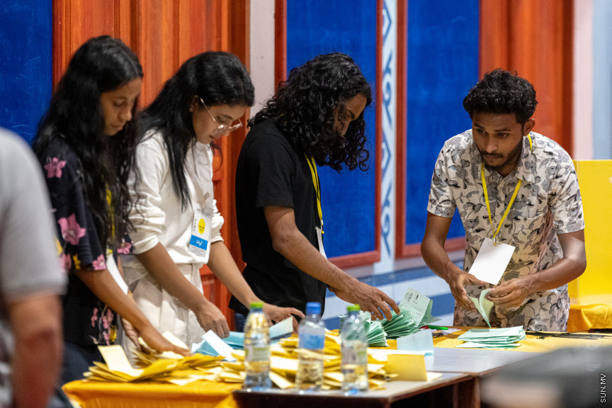 އިންތިޚާބުގެ ވޯޓު ގުނުން ކުރިއަށްދަނީ -- ސަން ފޮޓޯ/ މުހައްމަދު ހައްޔާން