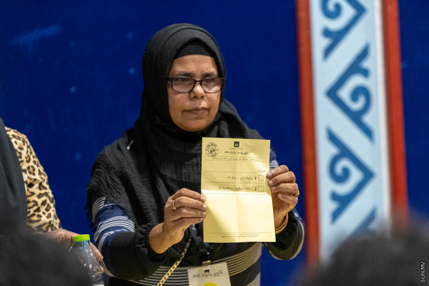 އިންތިޚާބުގެ ވޯޓު ގުނުން ކުރިއަށްދަނީ -- ސަން ފޮޓޯ/ މުހައްމަދު ހައްޔާން