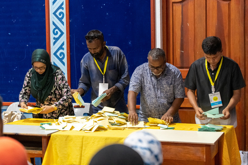 އިންތިޚާބުގެ ވޯޓު ގުނުން ކުރިއަށްދަަނީ -- ސަން ފޮޓޯ/ މުހައްމަދު ހައްޔާން