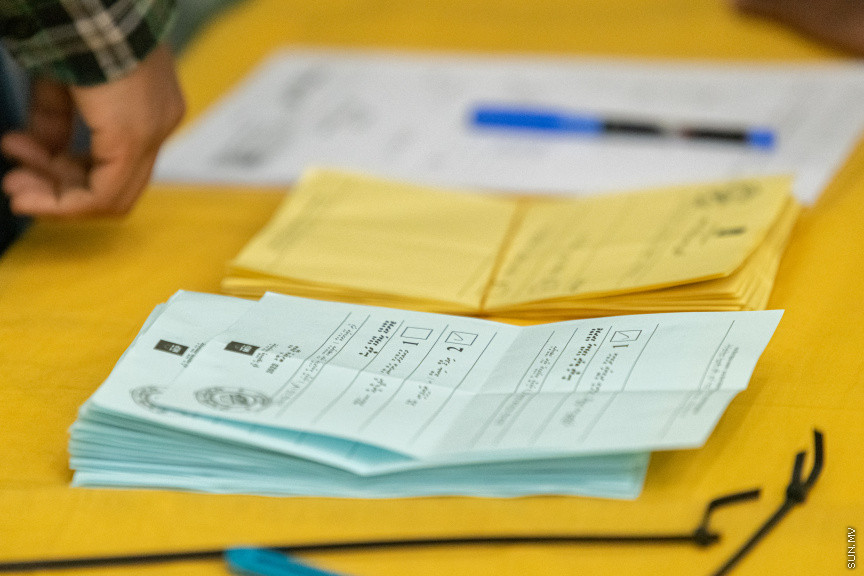 އިންތިޚާބުގެ ވޯޓު ގުނުން ކުރިއަށްދަަނީ -- ސަން ފޮޓޯ/ މުހައްމަދު ހައްޔާން