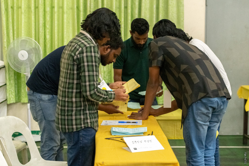 އިންތިޚާބުގެ ވޯޓު ގުނުން ކުރިއަށްދަަނީ -- ސަން ފޮޓޯ/ މުހައްމަދު ހައްޔާން
