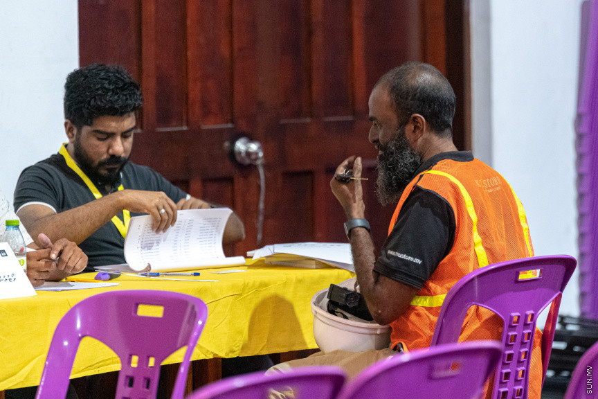 އިންތިޚާބުގެ ވޯޓުލުން ކުރިއަށްދަަނީ -- ސަން ފޮޓޯ/ މުހައްމަދު ހައްޔާން