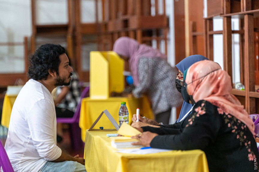 އިންތިޚާބުގެ ވޯޓުލުން ކުރިއަށްދަަނީ -- ސަން ފޮޓޯ/ މުހައްމަދު ހައްޔާން