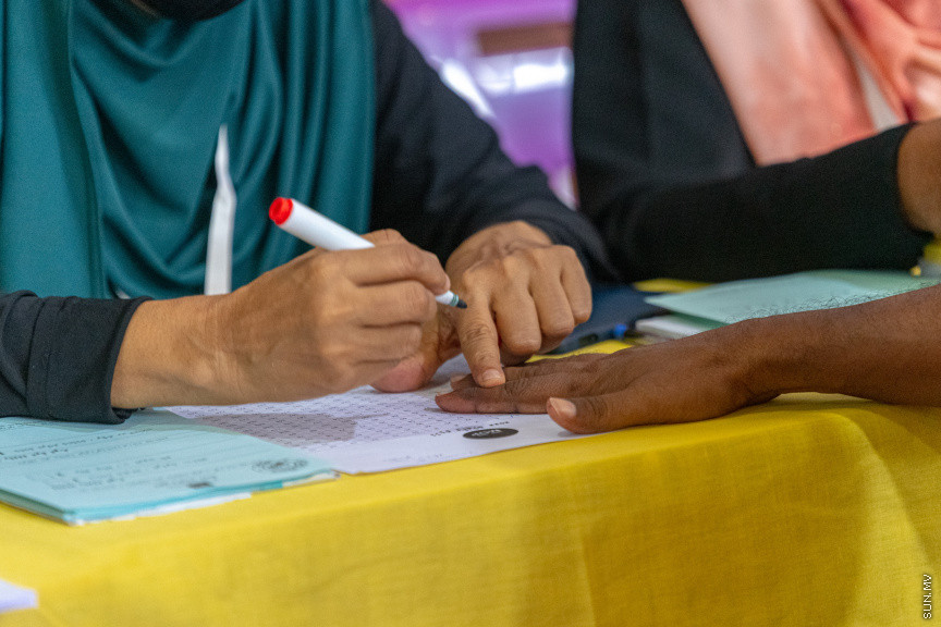 އިންތިޚާބުގެ ވޯޓުލުން ކުރިއަށްދަަނީ -- ސަން ފޮޓޯ/ މުހައްމަދު ހައްޔާން