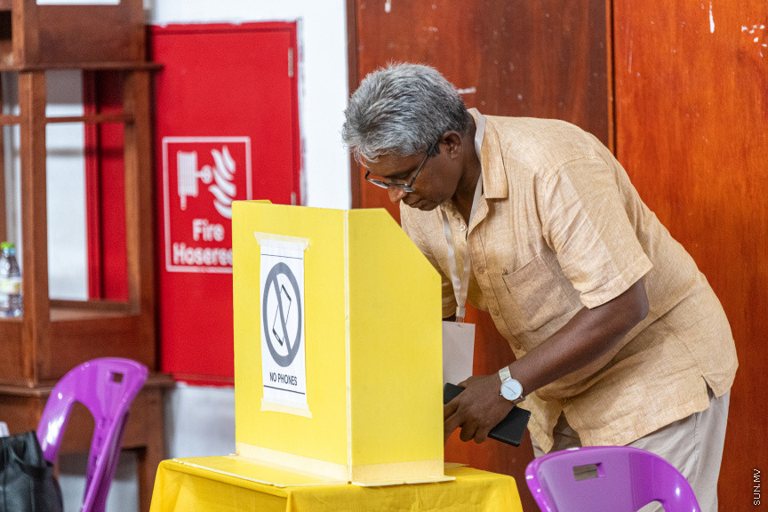 އިންތިޚާބުގެ ވޯޓުލުން ކުރިއަށްދަަނީ -- ސަން ފޮޓޯ/ މުހައްމަދު ހައްޔާން