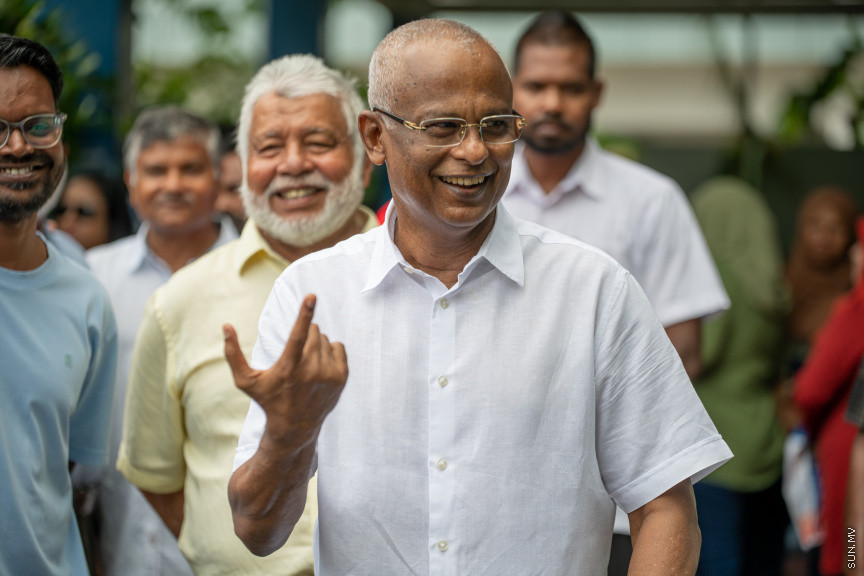 ރައީސް އިބްރާހިމް މުހައްމަދު ސޯލިހު އިންތިޚާބުގެ ވޯޓުލުމަށްފަހު ނޫސްވެރިންނާއި ބައްދަލުކުރައްވަނީ -- ސަން ފޮޓޯ/ މުހައްމަދު ހައްޔާން