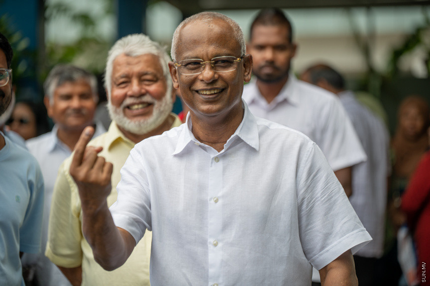 ރައީސް އިބްރާހިމް މުހައްމަދު ސޯލިހު އިންތިޚާބުގެ ވޯޓުލުމަށްފަހު ނޫސްވެރިންނާއި ބައްދަލުކުރައްވަނީ -- ސަން ފޮޓޯ/ މުހައްމަދު ހައްޔާން