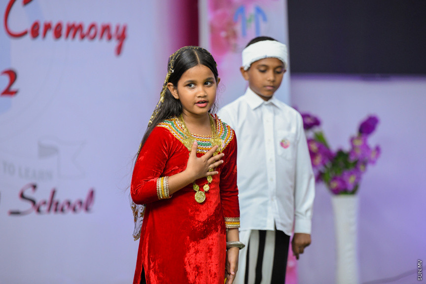 ދ އަތޮޅު މަދަރުސާގެ އަހަރީ އިނާމު ދިނުމުގެ ޖަލްސާގެ ތެރެއިން -- ސަން ފޮޓޯ/ މުޙައްމަދު ހައްޔާން