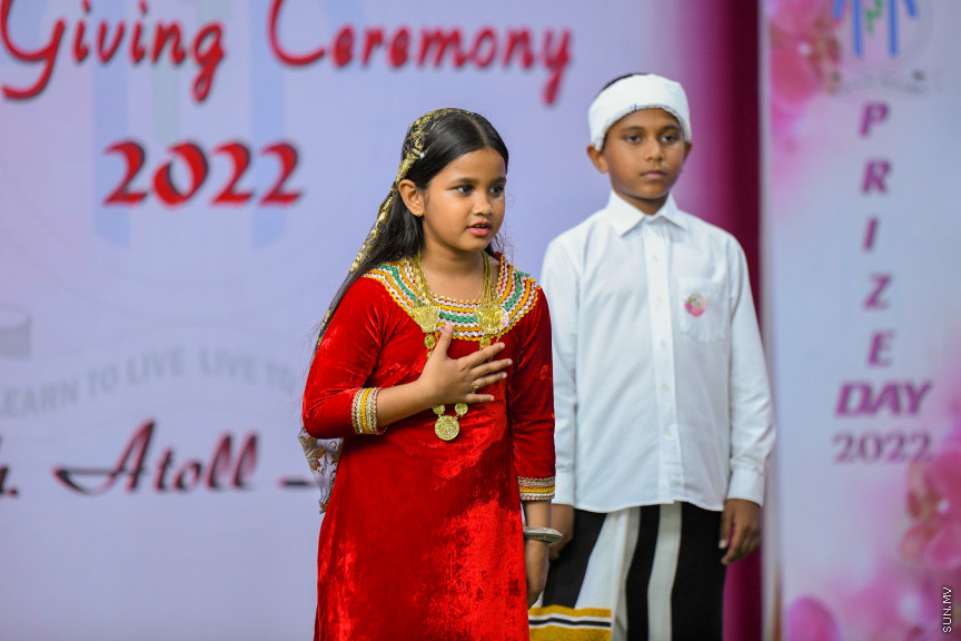 ދ އަތޮޅު މަދަރުސާގެ އަހަރީ އިނާމު ދިނުމުގެ ޖަލްސާގެ ތެރެއިން -- ސަން ފޮޓޯ/ މުޙައްމަދު ހައްޔާން