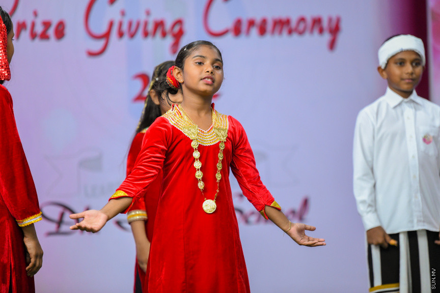 ދ އަތޮޅު މަދަރުސާގެ އަހަރީ އިނާމު ދިނުމުގެ ޖަލްސާގެ ތެރެއިން -- ސަން ފޮޓޯ/ މުޙައްމަދު ހައްޔާން