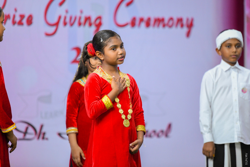 ދ އަތޮޅު މަދަރުސާގެ އަހަރީ އިނާމު ދިނުމުގެ ޖަލްސާގެ ތެރެއިން -- ސަން ފޮޓޯ/ މުޙައްމަދު ހައްޔާން