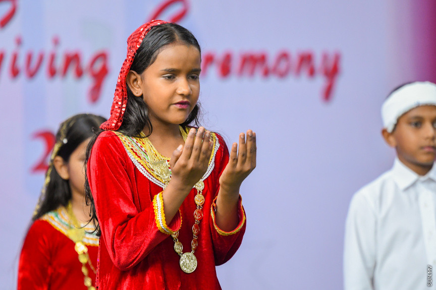 ދ އަތޮޅު މަދަރުސާގެ އަހަރީ އިނާމު ދިނުމުގެ ޖަލްސާގެ ތެރެއިން -- ސަން ފޮޓޯ/ މުޙައްމަދު ހައްޔާން