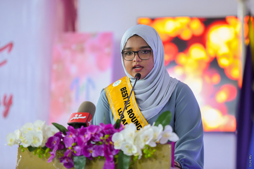 ދ އަތޮޅު މަދަރުސާގެ އަހަރީ އިނާމު ދިނުމުގެ ޖަލްސާގެ ތެރެއިން -- ސަން ފޮޓޯ/ މުޙައްމަދު ހައްޔާން