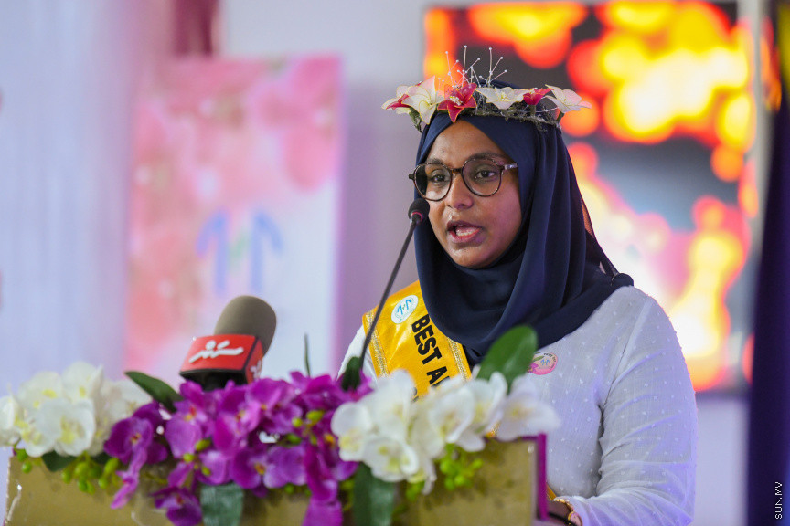 ދ އަތޮޅު މަދަރުސާގެ އަހަރީ އިނާމު ދިނުމުގެ ޖަލްސާގެ ތެރެއިން -- ސަން ފޮޓޯ/ މުޙައްމަދު ހައްޔާން