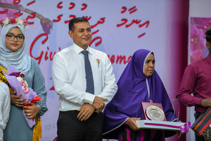 ދ އަތޮޅު މަދަރުސާގެ އަހަރީ އިނާމު ދިނުމުގެ ޖަލްސާގެ ތެރެއިން -- ސަން ފޮޓޯ/ މުޙައްމަދު ހައްޔާން