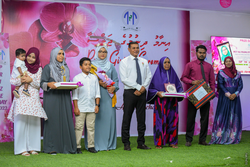 ދ އަތޮޅު މަދަރުސާގެ އަހަރީ އިނާމު ދިނުމުގެ ޖަލްސާގެ ތެރެއިން -- ސަން ފޮޓޯ/ މުޙައްމަދު ހައްޔާން