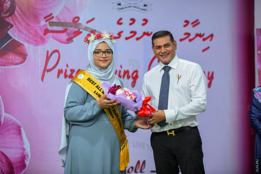 ދ އަތޮޅު މަދަރުސާގެ އަހަރީ އިނާމު ދިނުމުގެ ޖަލްސާގެ ތެރެއިން -- ސަން ފޮޓޯ/ މުޙައްމަދު ހައްޔާން