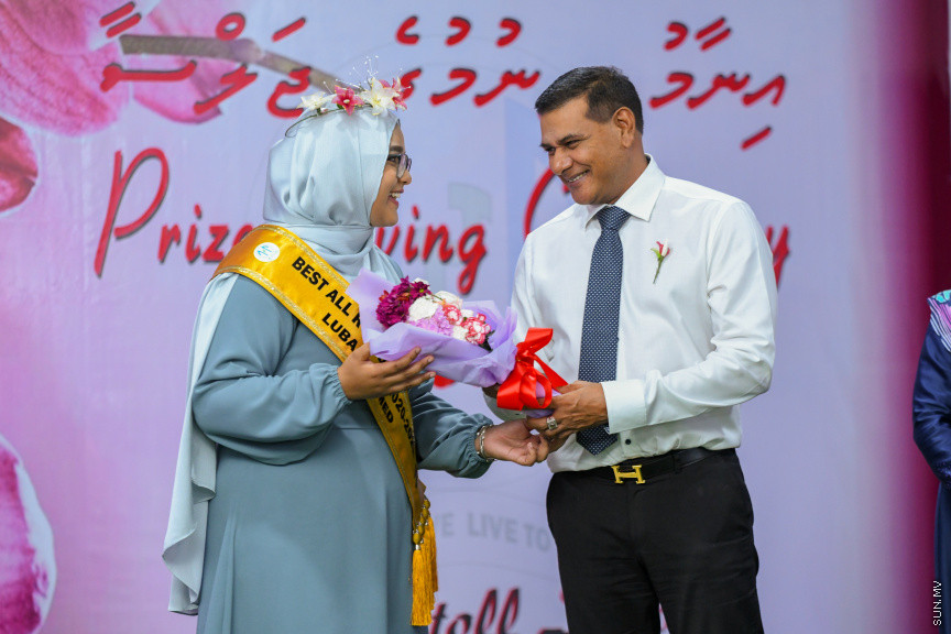 ދ އަތޮޅު މަދަރުސާގެ އަހަރީ އިނާމު ދިނުމުގެ ޖަލްސާގެ ތެރެއިން -- ސަން ފޮޓޯ/ މުޙައްމަދު ހައްޔާން