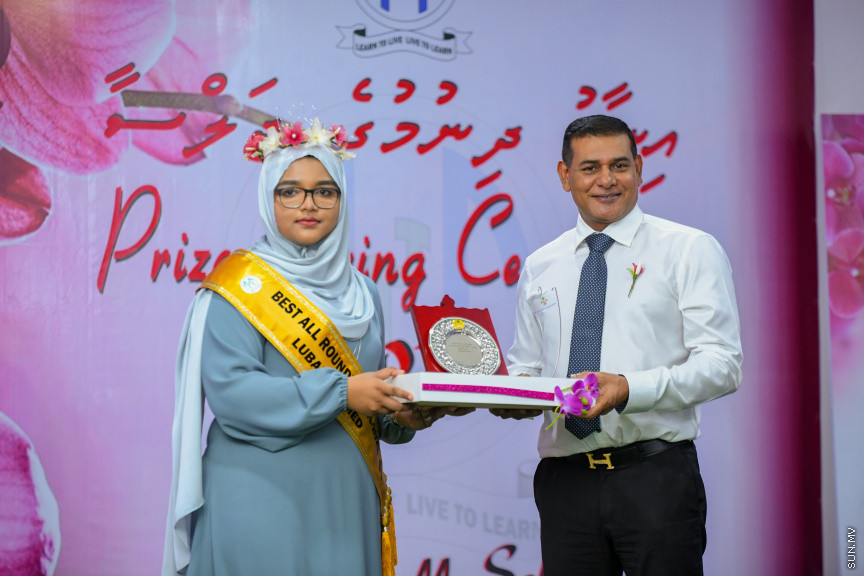 ދ އަތޮޅު މަދަރުސާގެ އަހަރީ އިނާމު ދިނުމުގެ ޖަލްސާގެ ތެރެއިން -- ސަން ފޮޓޯ/ މުޙައްމަދު ހައްޔާން