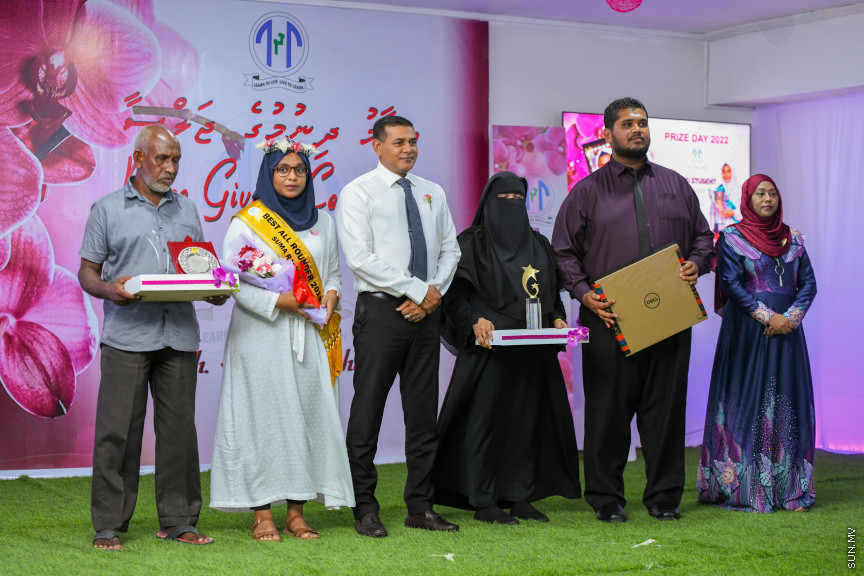 ދ އަތޮޅު މަދަރުސާގެ އަހަރީ އިނާމު ދިނުމުގެ ޖަލްސާގެ ތެރެއިން -- ސަން ފޮޓޯ/ މުޙައްމަދު ހައްޔާން