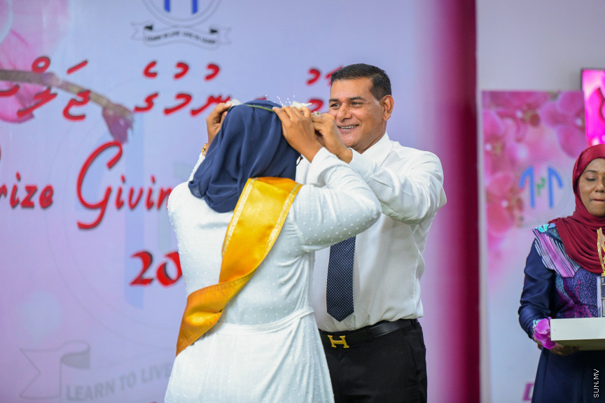 ދ އަތޮޅު މަދަރުސާގެ އަހަރީ އިނާމު ދިނުމުގެ ޖަލްސާގެ ތެރެއިން -- ސަން ފޮޓޯ/ މުޙައްމަދު ހައްޔާން