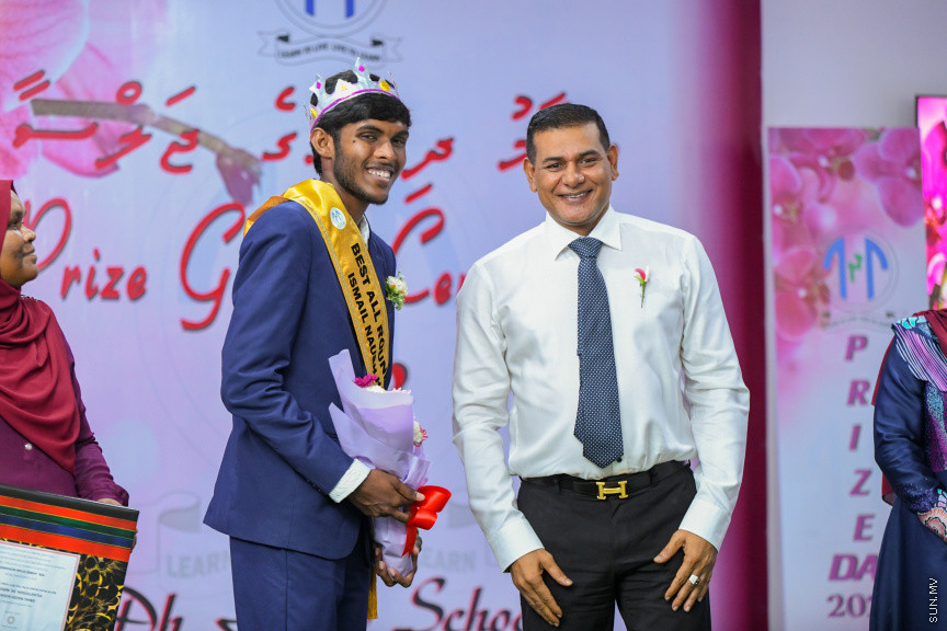 ދ އަތޮޅު މަދަރުސާގެ އަހަރީ އިނާމު ދިނުމުގެ ޖަލްސާގެ ތެރެއިން -- ސަން ފޮޓޯ/ މުޙައްމަދު ހައްޔާން