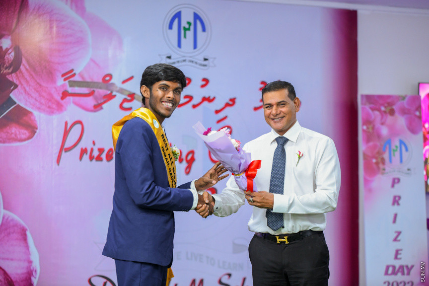 ދ އަތޮޅު މަދަރުސާގެ އަހަރީ އިނާމު ދިނުމުގެ ޖަލްސާގެ ތެރެއިން -- ސަން ފޮޓޯ/ މުޙައްމަދު ހައްޔާން