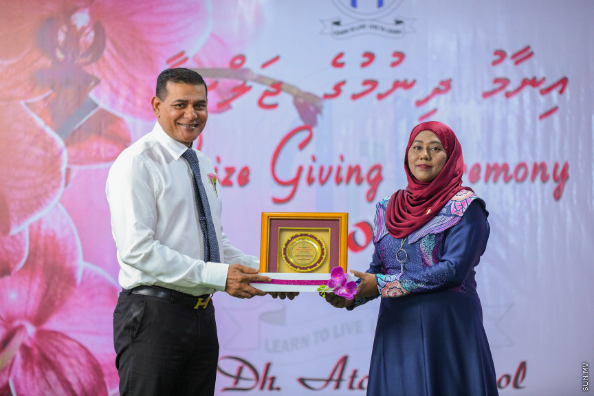 ދ އަތޮޅު މަދަރުސާގެ އަހަރީ އިނާމު ދިނުމުގެ ޖަލްސާގެ ތެރެއިން -- ސަން ފޮޓޯ/ މުޙައްމަދު ހައްޔާން