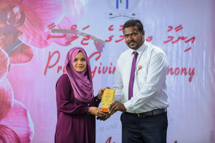 ދ އަތޮޅު މަދަރުސާގެ އަހަރީ އިނާމު ދިނުމުގެ ޖަލްސާގެ ތެރެއިން -- ސަން ފޮޓޯ/ މުޙައްމަދު ހައްޔާން