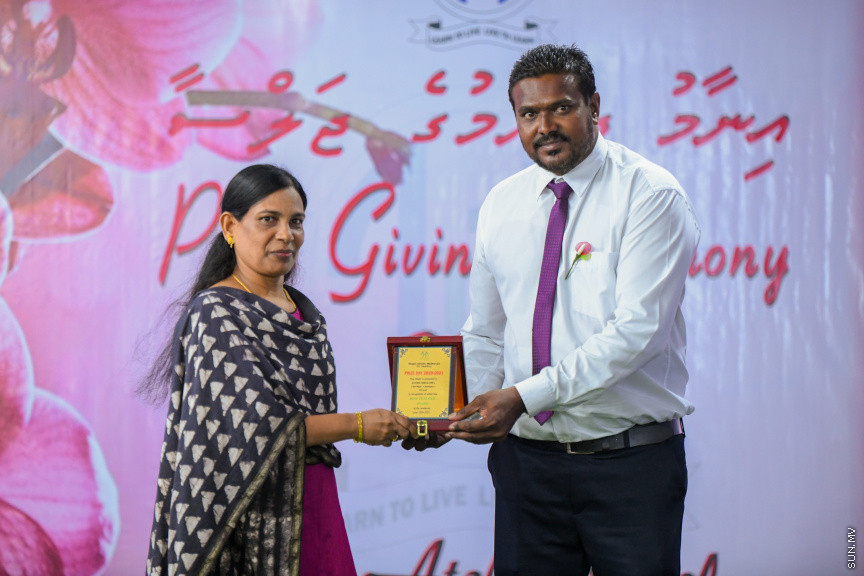 ދ އަތޮޅު މަދަރުސާގެ އަހަރީ އިނާމު ދިނުމުގެ ޖަލްސާގެ ތެރެއިން -- ސަން ފޮޓޯ/ މުޙައްމަދު ހައްޔާން