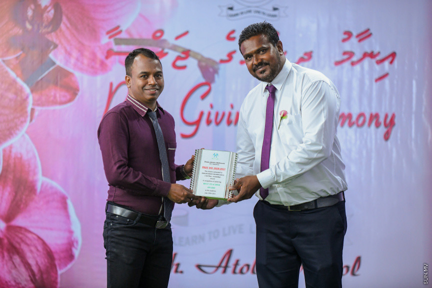 ދ އަތޮޅު މަދަރުސާގެ އަހަރީ އިނާމު ދިނުމުގެ ޖަލްސާގެ ތެރެއިން -- ސަން ފޮޓޯ/ މުޙައްމަދު ހައްޔާން