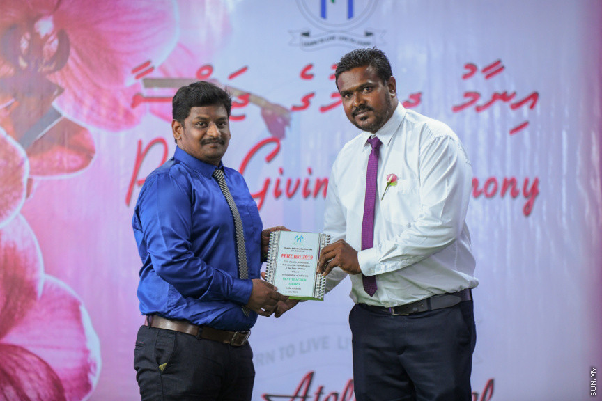 ދ އަތޮޅު މަދަރުސާގެ އަހަރީ އިނާމު ދިނުމުގެ ޖަލްސާގެ ތެރެއިން -- ސަން ފޮޓޯ/ މުޙައްމަދު ހައްޔާން