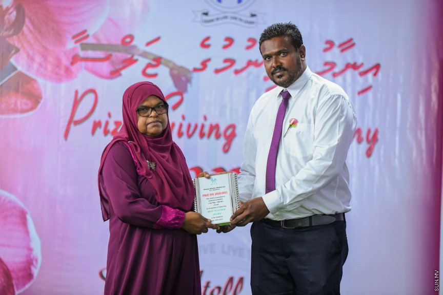 ދ އަތޮޅު މަދަރުސާގެ އަހަރީ އިނާމު ދިނުމުގެ ޖަލްސާގެ ތެރެއިން -- ސަން ފޮޓޯ/ މުޙައްމަދު ހައްޔާން