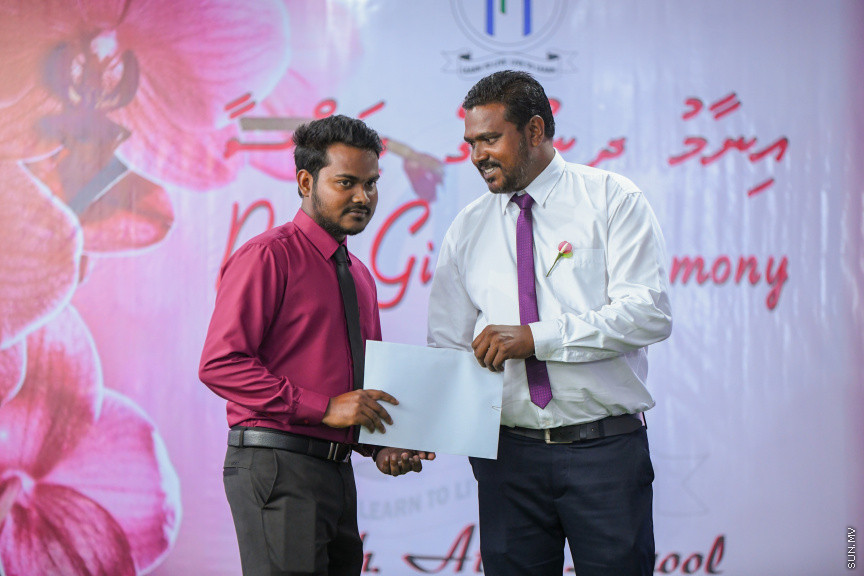 ދ އަތޮޅު މަދަރުސާގެ އަހަރީ އިނާމު ދިނުމުގެ ޖަލްސާގެ ތެރެއިން -- ސަން ފޮޓޯ/ މުޙައްމަދު ހައްޔާން