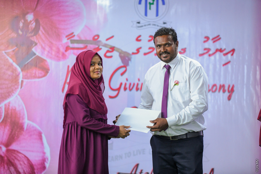 ދ އަތޮޅު މަދަރުސާގެ އަހަރީ އިނާމު ދިނުމުގެ ޖަލްސާގެ ތެރެއިން -- ސަން ފޮޓޯ/ މުޙައްމަދު ހައްޔާން