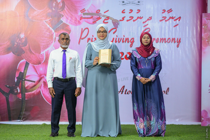 ދ އަތޮޅު މަދަރުސާގެ އަހަރީ އިނާމު ދިނުމުގެ ޖަލްސާގެ ތެރެއިން -- ސަން ފޮޓޯ/ މުޙައްމަދު ހައްޔާން