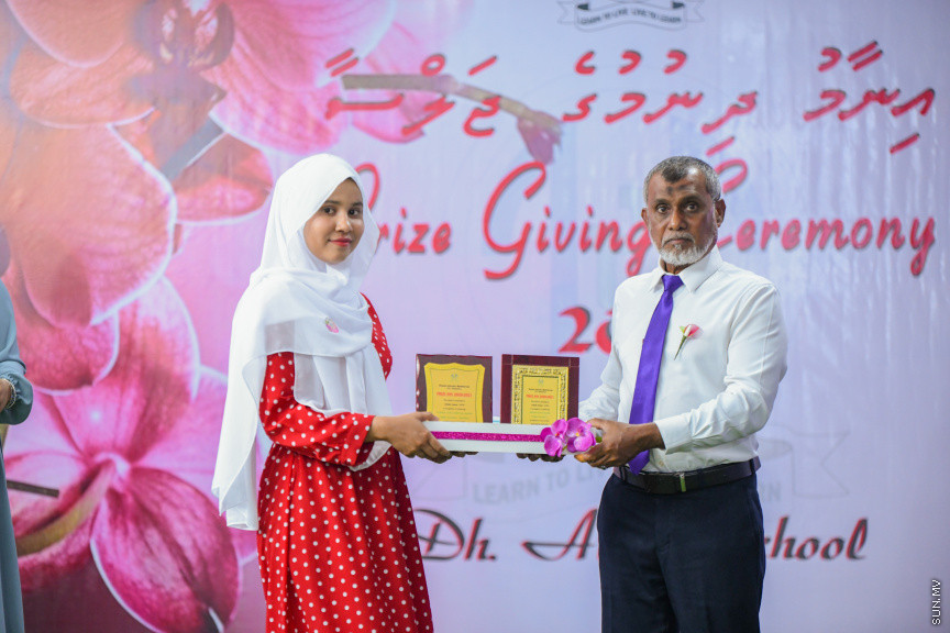 ދ އަތޮޅު މަދަރުސާގެ އަހަރީ އިނާމު ދިނުމުގެ ޖަލްސާގެ ތެރެއިން -- ސަން ފޮޓޯ/ މުޙައްމަދު ހައްޔާން