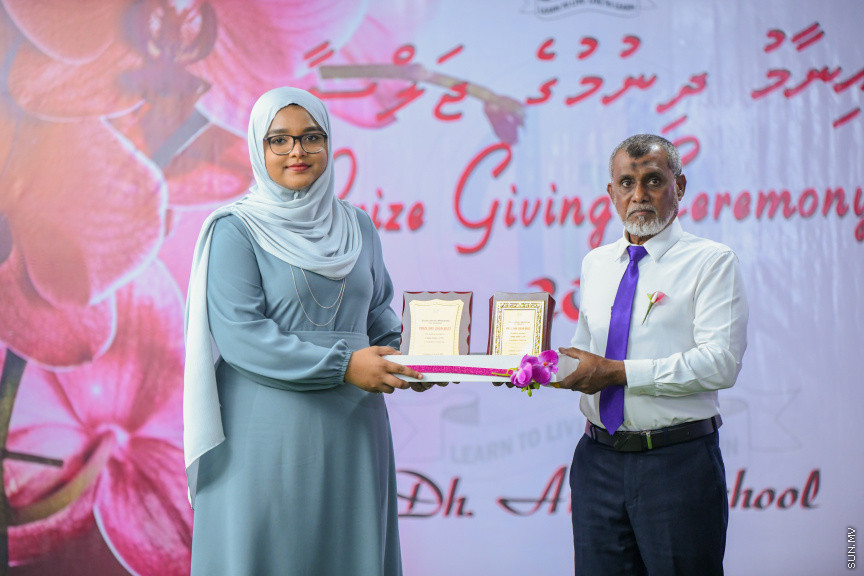 ދ އަތޮޅު މަދަރުސާގެ އަހަރީ އިނާމު ދިނުމުގެ ޖަލްސާގެ ތެރެއިން -- ސަން ފޮޓޯ/ މުޙައްމަދު ހައްޔާން