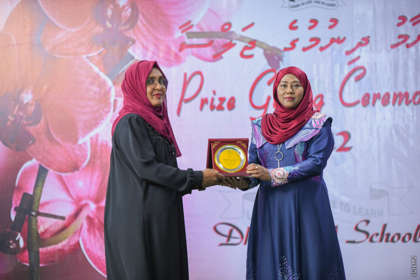 ދ އަތޮޅު މަދަރުސާގެ އަހަރީ އިނާމު ދިނުމުގެ ޖަލްސާގެ ތެރެއިން -- ސަން ފޮޓޯ/ މުޙައްމަދު ހައްޔާން