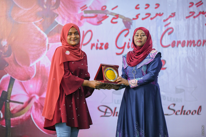 ދ އަތޮޅު މަދަރުސާގެ އަހަރީ އިނާމު ދިނުމުގެ ޖަލްސާގެ ތެރެއިން -- ސަން ފޮޓޯ/ މުޙައްމަދު ހައްޔާން