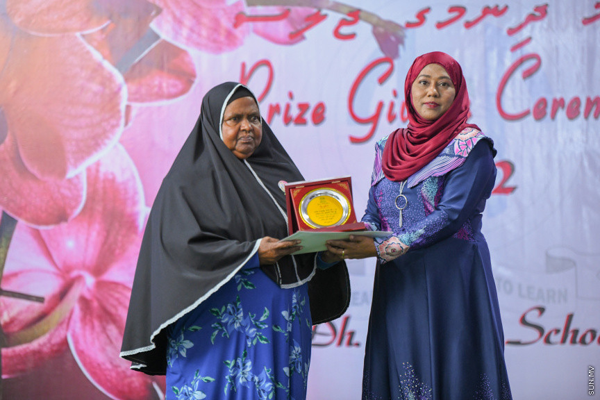 ދ އަތޮޅު މަދަރުސާގެ އަހަރީ އިނާމު ދިނުމުގެ ޖަލްސާގެ ތެރެއިން -- ސަން ފޮޓޯ/ މުޙައްމަދު ހައްޔާން