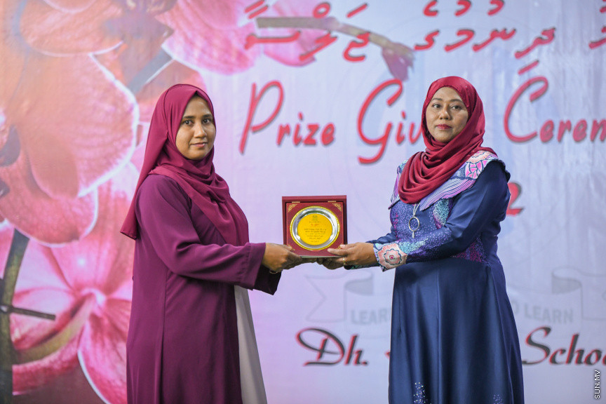 ދ އަތޮޅު މަދަރުސާގެ އަހަރީ އިނާމު ދިނުމުގެ ޖަލްސާގެ ތެރެއިން -- ސަން ފޮޓޯ/ މުޙައްމަދު ހައްޔާން