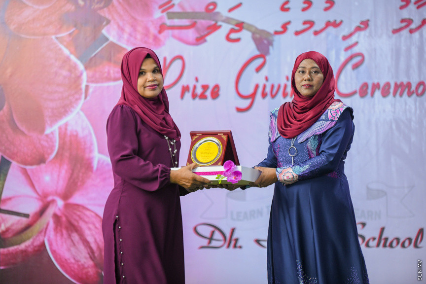 ދ އަތޮޅު މަދަރުސާގެ އަހަރީ އިނާމު ދިނުމުގެ ޖަލްސާގެ ތެރެއިން -- ސަން ފޮޓޯ/ މުޙައްމަދު ހައްޔާން