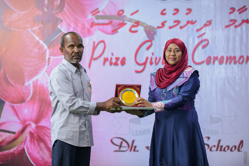 ދ އަތޮޅު މަދަރުސާގެ އަހަރީ އިނާމު ދިނުމުގެ ޖަލްސާގެ ތެރެއިން -- ސަން ފޮޓޯ/ މުޙައްމަދު ހައްޔާން