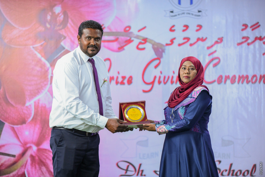 ދ އަތޮޅު މަދަރުސާގެ އަހަރީ އިނާމު ދިނުމުގެ ޖަލްސާގެ ތެރެއިން -- ސަން ފޮޓޯ/ މުޙައްމަދު ހައްޔާން