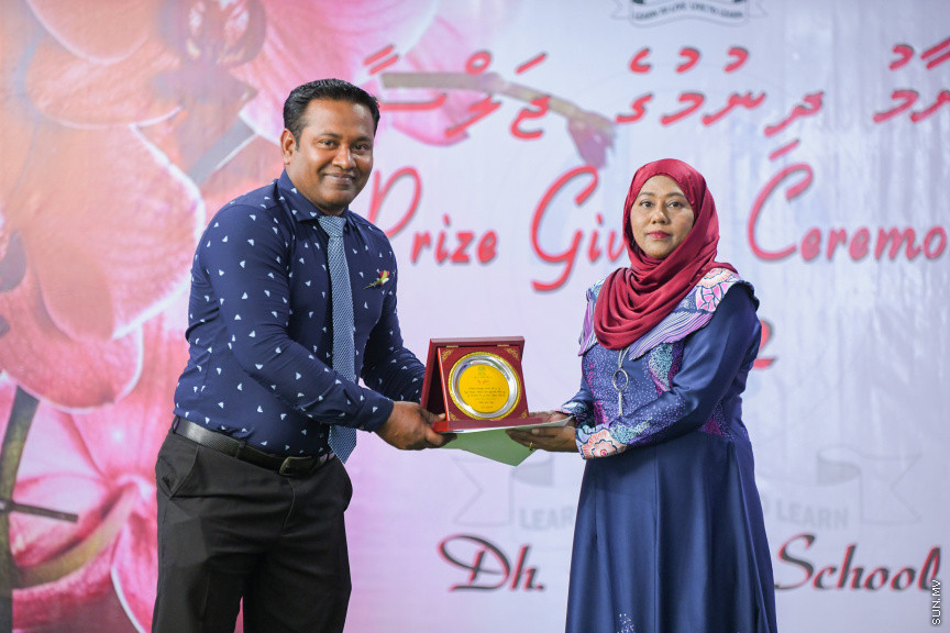 ދ އަތޮޅު މަދަރުސާގެ އަހަރީ އިނާމު ދިނުމުގެ ޖަލްސާގެ ތެރެއިން -- ސަން ފޮޓޯ/ މުޙައްމަދު ހައްޔާން